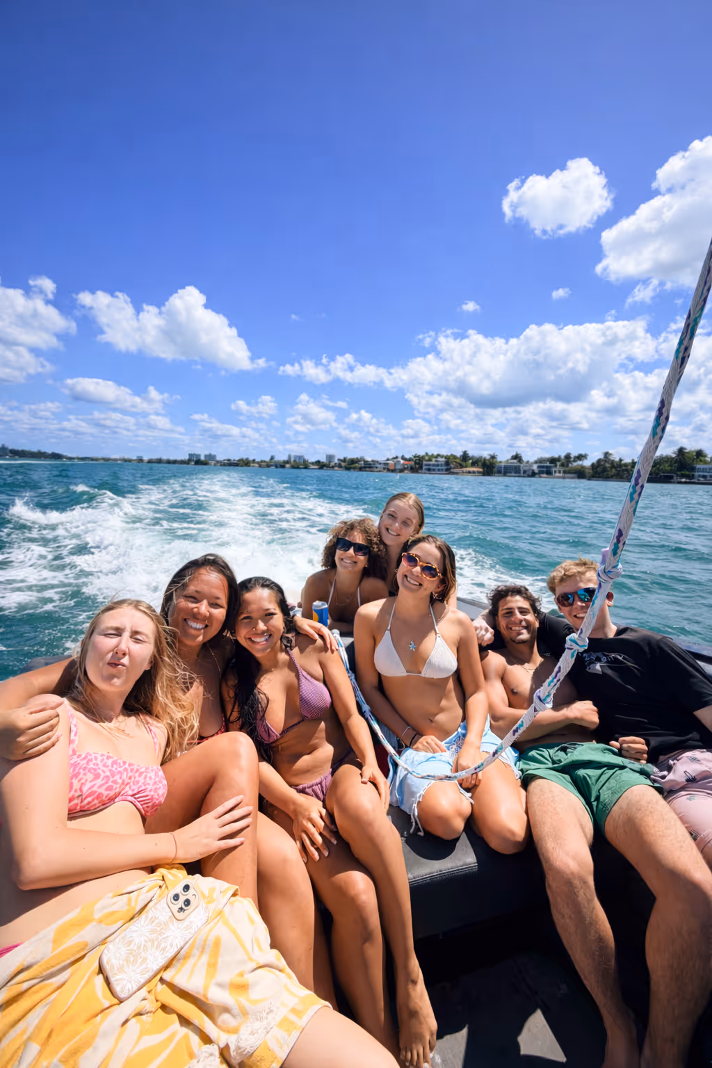 Un grupo de amigos disfrutando un día de bote en Biscayne Bay, Miami