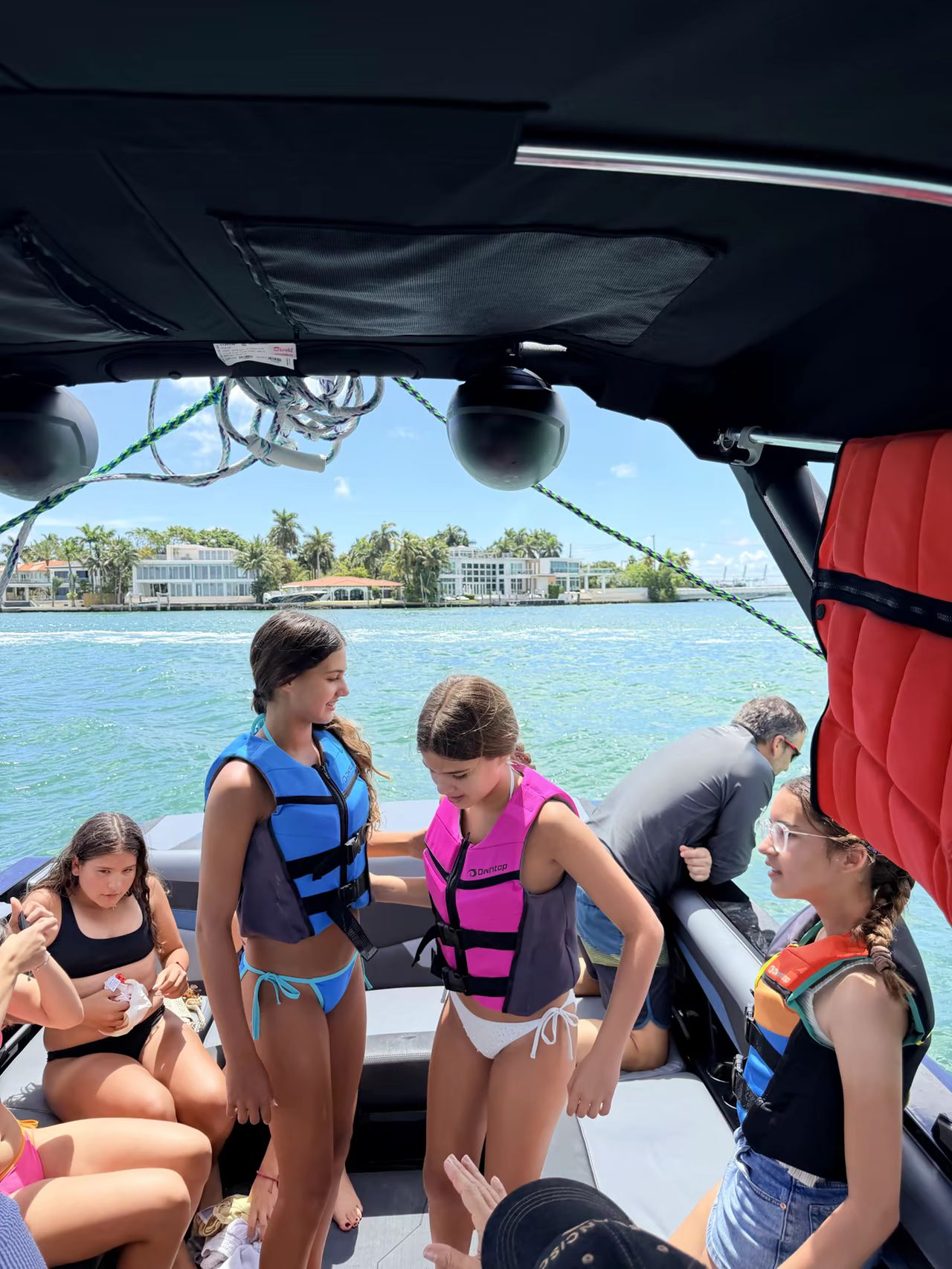 Un grupo de niños con chalecos salvavidas en la cubierta del barco, listos para su sesión