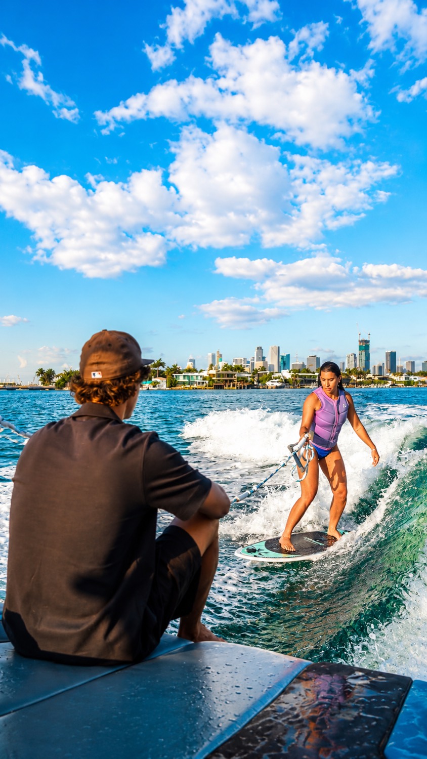 Wakesurf con el skyline de downtown de fondo
