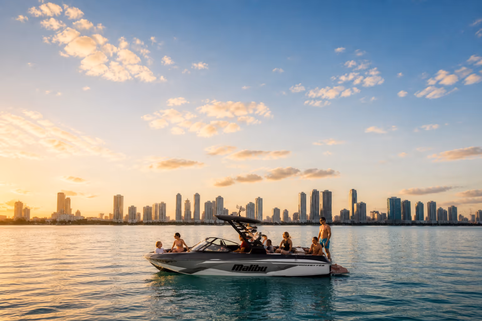 Navegando Biscayne Bay pasando por los rascacielos de Brickell